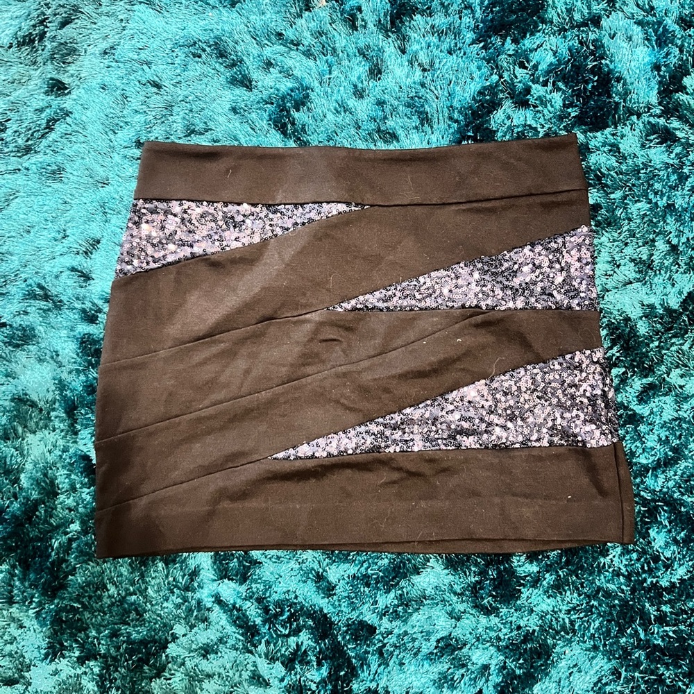 Black mini skirt with fierce sequins on the side.